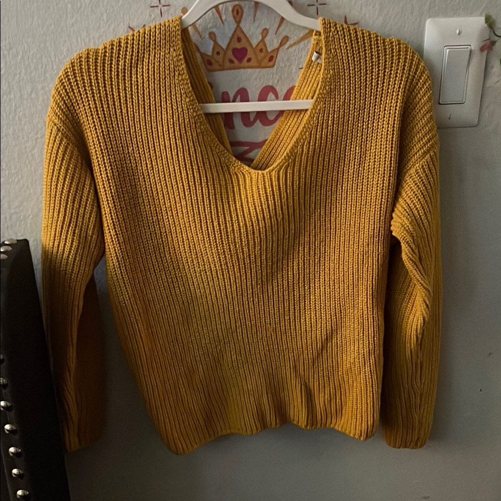 Active USA V-Neck Yellow Sweater with Ribbed Texture